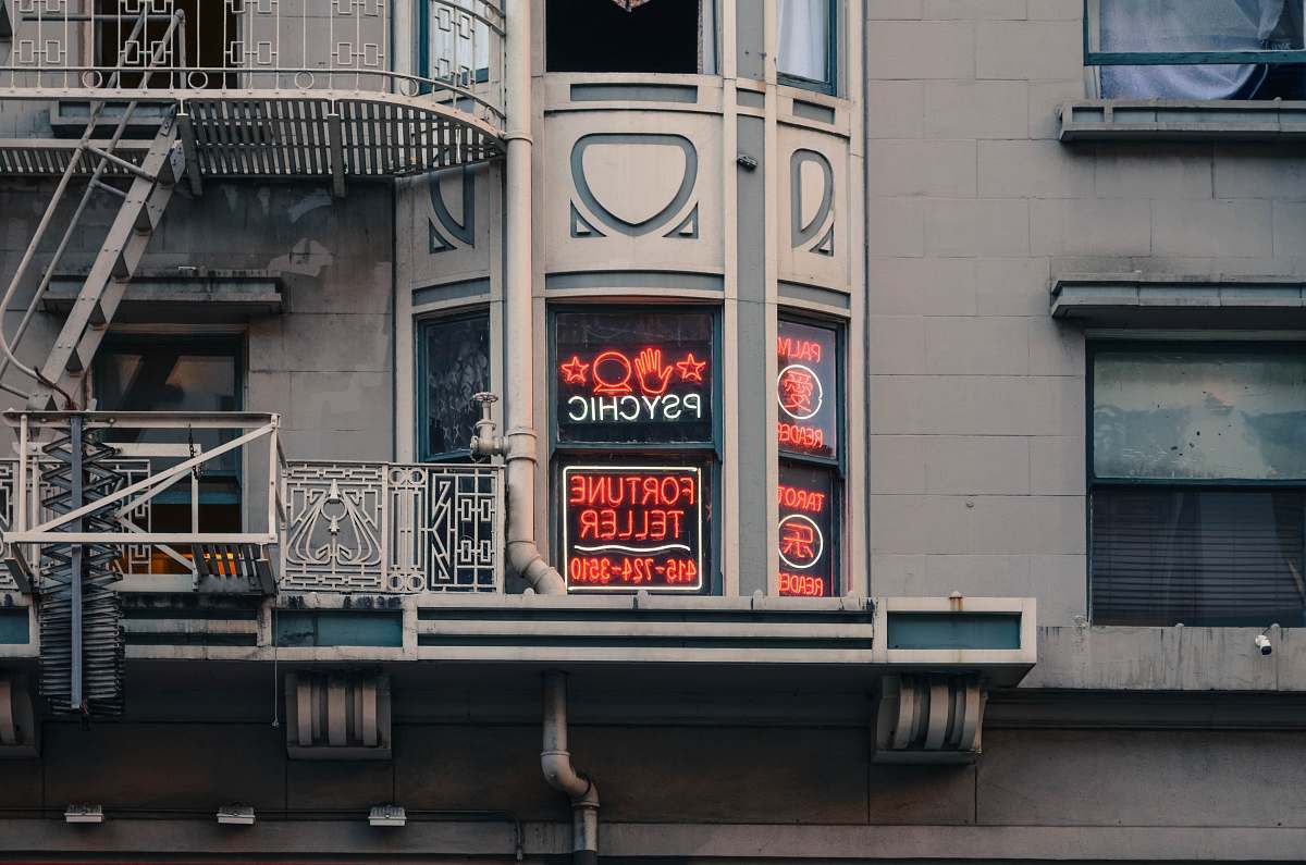 san francisco store facade balcony